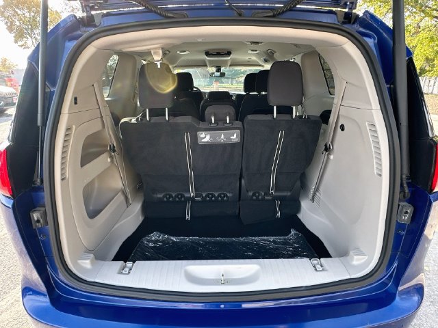 Used 2019 Chrysler Pacifica Touring Plus w/ Tire & Wheel Group FWD image 26