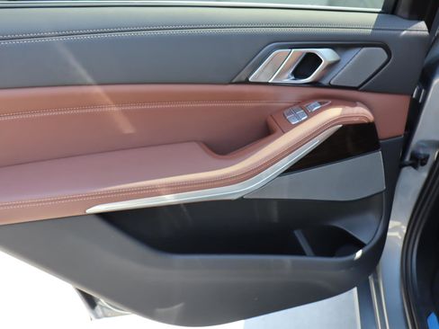 Used 2025 BMW X7 xDrive40i w/ Premium Package image 12