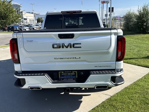 Used 2022 GMC Sierra 1500 Denali Ultimate AWD/4WD image 4