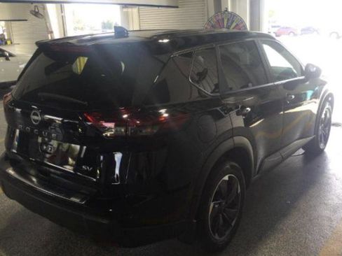 Used 2024 Nissan Rogue SV image 4