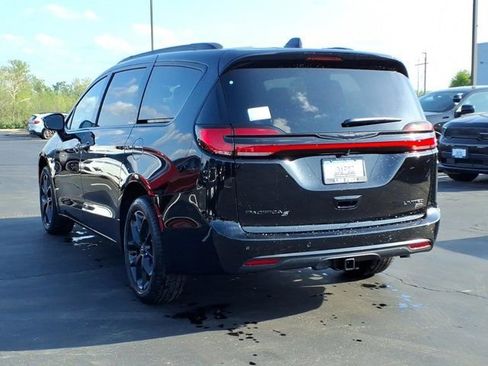New 2026 Chrysler Pacifica Limited w/ S Appearance Package AWD/4WD image 4