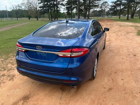 Used 2017 Ford Fusion SE w/ Fusion SE Technology Package image 8