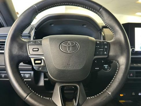 Used 2025 Toyota Camry SE FWD image 27