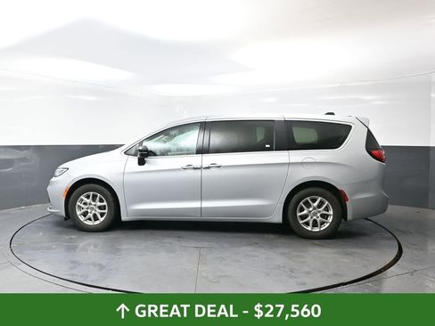 Used 2024 Chrysler Pacifica Touring-L image 12