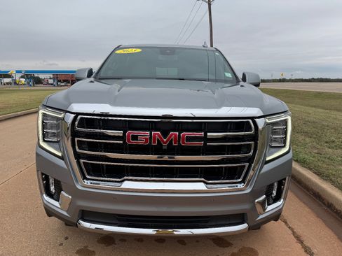 Used 2023 GMC Yukon XL SLT w/ SLT Luxury Package image 8
