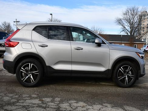 Used 2025 Volvo XC40 B5 Core image 8