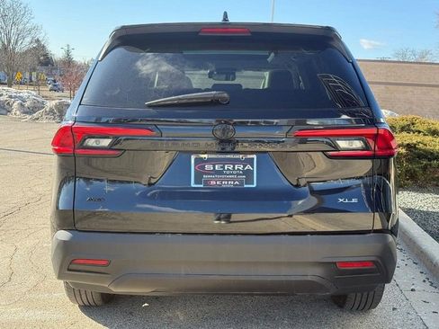 Used 2024 Toyota Grand Highlander XLE image 3