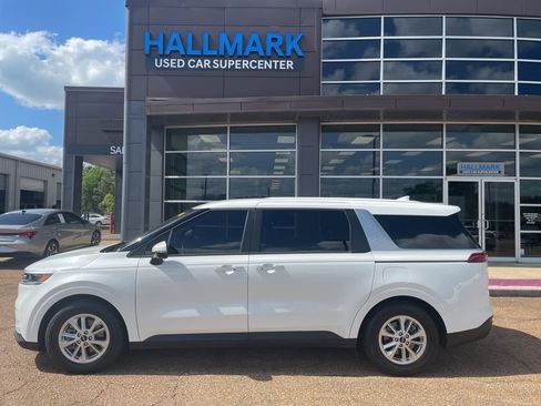 Used 2023 Kia Carnival LX image 4