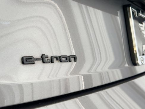 Used 2022 Audi e-tron Premium Plus w/ Premium Plus Package image 39