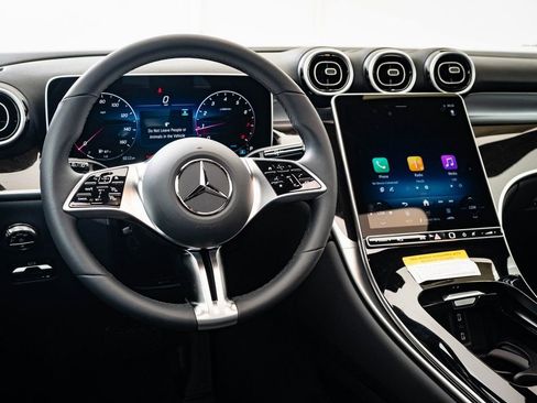 Used 2025 Mercedes-Benz GLC 300 4MATIC image 4