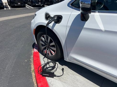 Used 2023 Chrysler Pacifica Limited image 18