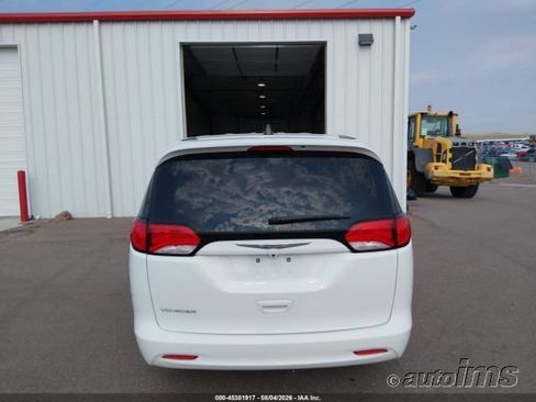 Used 2022 Chrysler Voyager LX FWD image 11