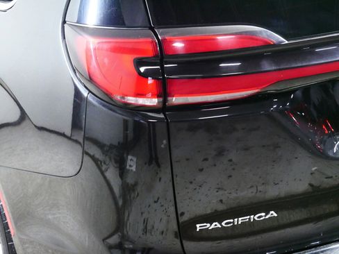 Used 2022 Chrysler Pacifica Touring-L image 17
