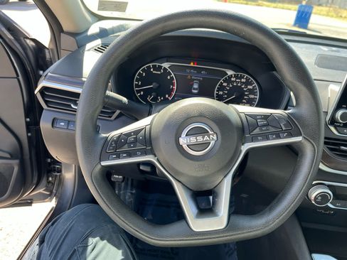 Used 2024 Nissan Altima 2.5 SV FWD image 13