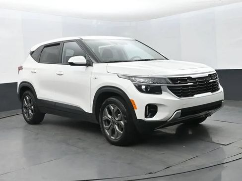 Used 2026 Kia Seltos LX FWD image 2