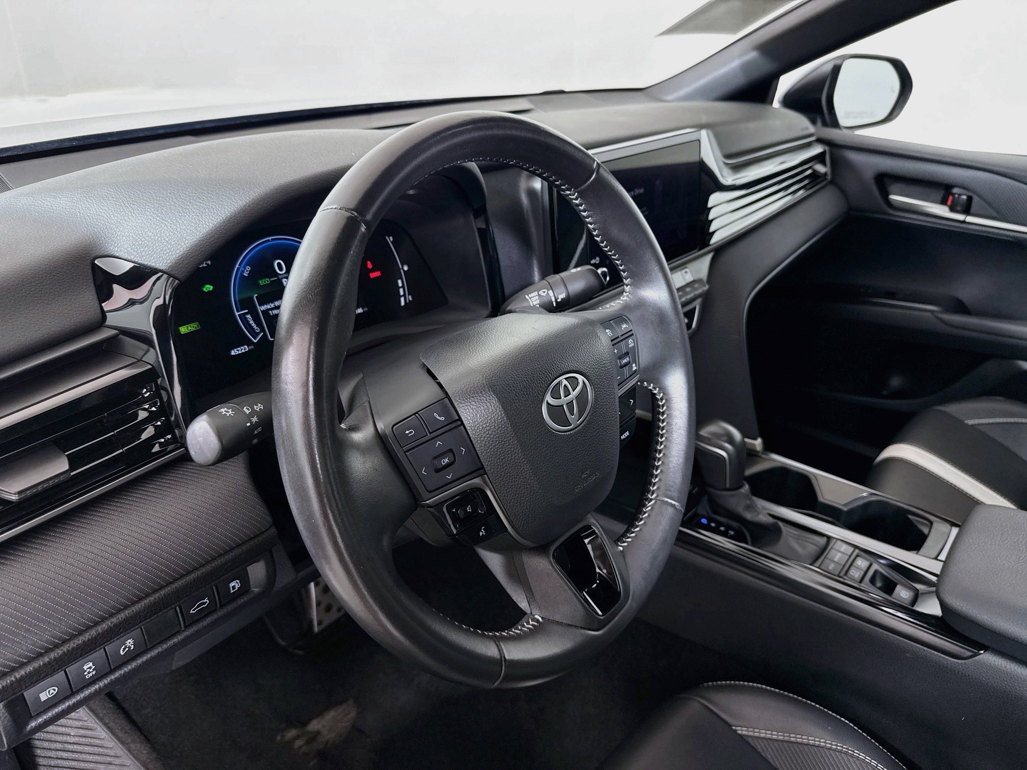 Used 2025 Toyota Camry SE FWD image 9