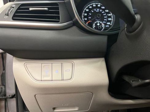 Used 2023 Genesis G70 2.0T image 19