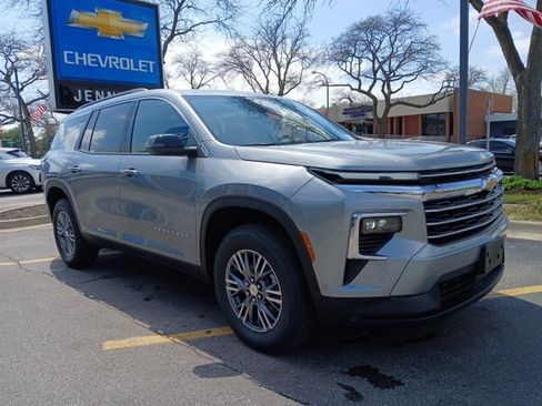New 2026 Chevrolet Traverse LT w/ Driver Confidence Package AWD/4WD image 2