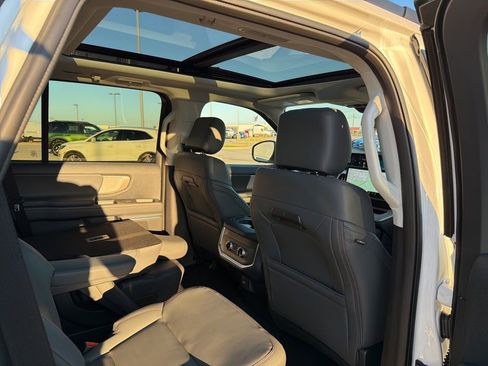 New 2025 Ford Expedition Active image 18