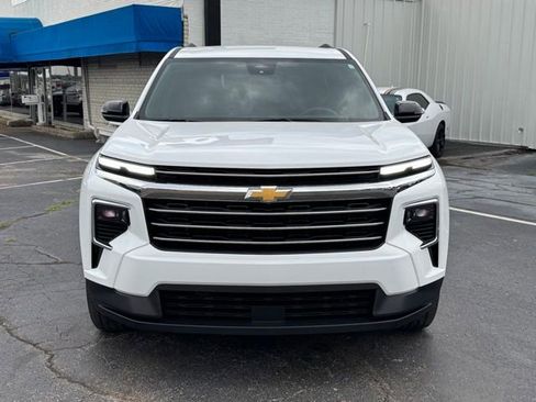 Used 2025 Chevrolet Traverse LT FWD image 2