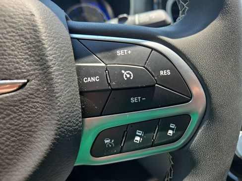 Used 2024 Chrysler Pacifica Touring-L FWD image 18