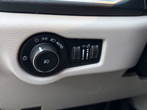 Used 2021 Chrysler Pacifica Touring w/ Cold Weather Group FWD image 17
