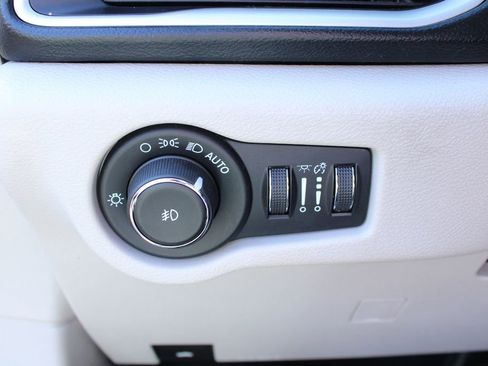 Used 2021 Chrysler Pacifica Touring-L FWD image 34