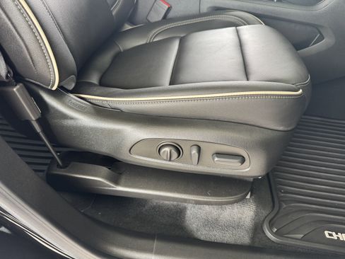 Used 2023 Chevrolet Traverse Premier image 21