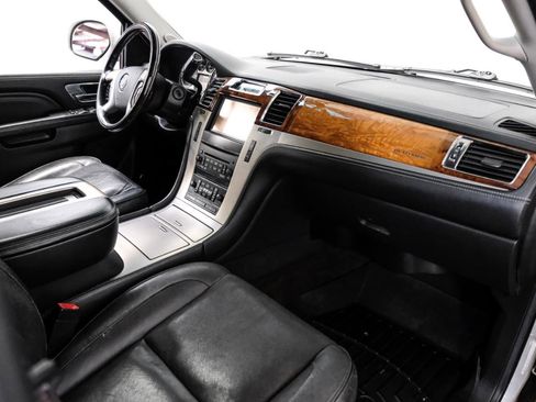 Used 2013 Cadillac Escalade Platinum RWD image 17