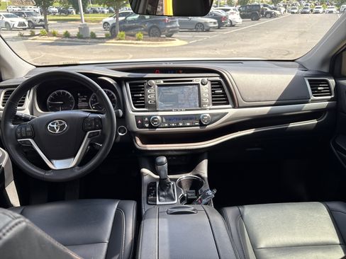 Used 2019 Toyota Highlander XLE FWD image 29