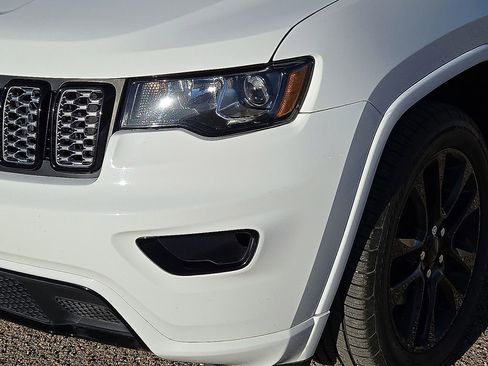 Used 2020 Jeep Grand Cherokee Altitude image 10