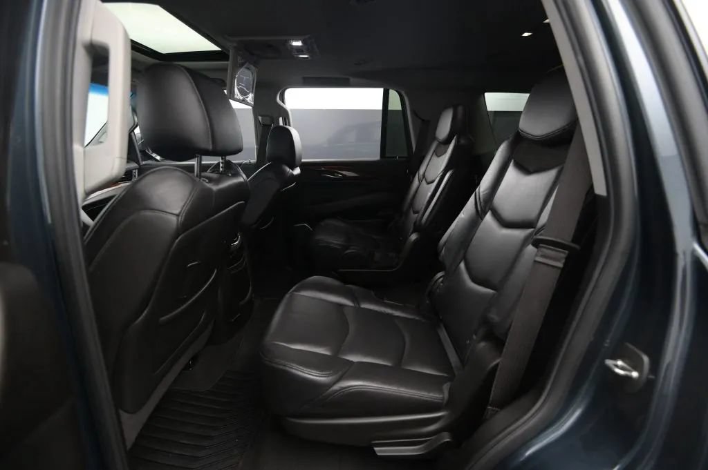 Used 2019 Cadillac Escalade Premium Luxury w/ LPO, Radiant Package AWD/4WD image 40