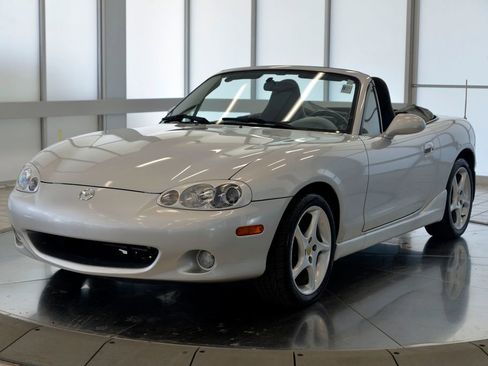 Used 2003 MAZDA MX-5 Miata RWD image 4