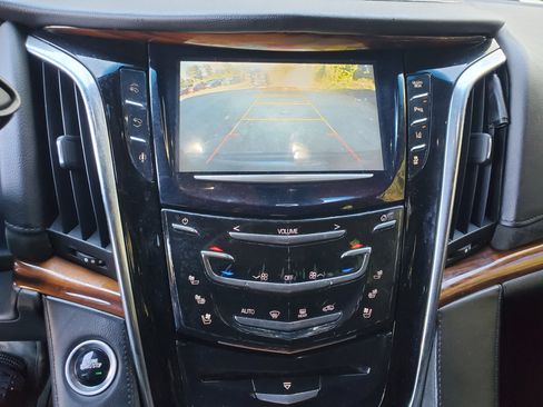 Used 2015 Cadillac Escalade Luxury image 29