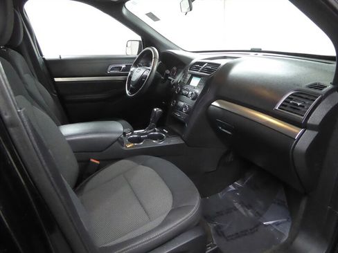 Used 2018 Ford Explorer XLT image 19