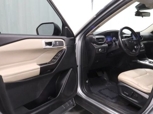 Used 2020 Ford Explorer XLT w/ Equipment Group 202A AWD/4WD image 10