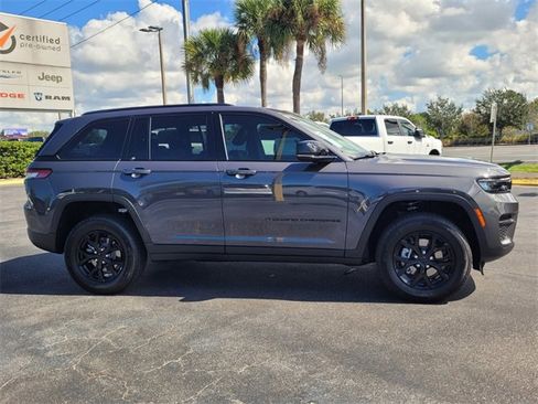 Used 2025 Jeep Grand Cherokee Altitude image 8