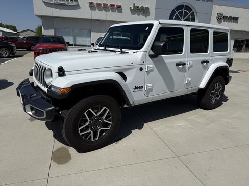 Used 2025 Jeep Wrangler Unlimited Sahara AWD/4WD image 4
