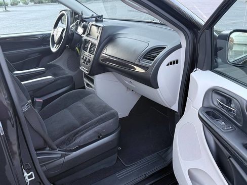 Used 2019 Dodge Grand Caravan SE FWD image 19