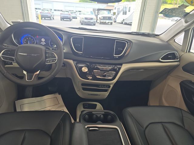 Used 2024 Chrysler Pacifica Touring-L FWD image 11