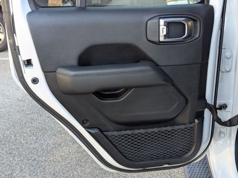 Used 2019 Jeep Wrangler Unlimited Sahara image 16