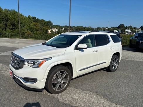 Used 2017 GMC Acadia Denali w/ Technology Package FWD image 4
