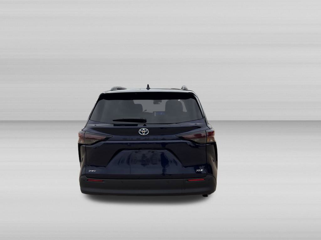 Used 2025 Toyota Sienna XLE FWD image 5