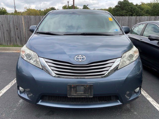 Used 2016 Toyota Sienna XLE FWD image 2