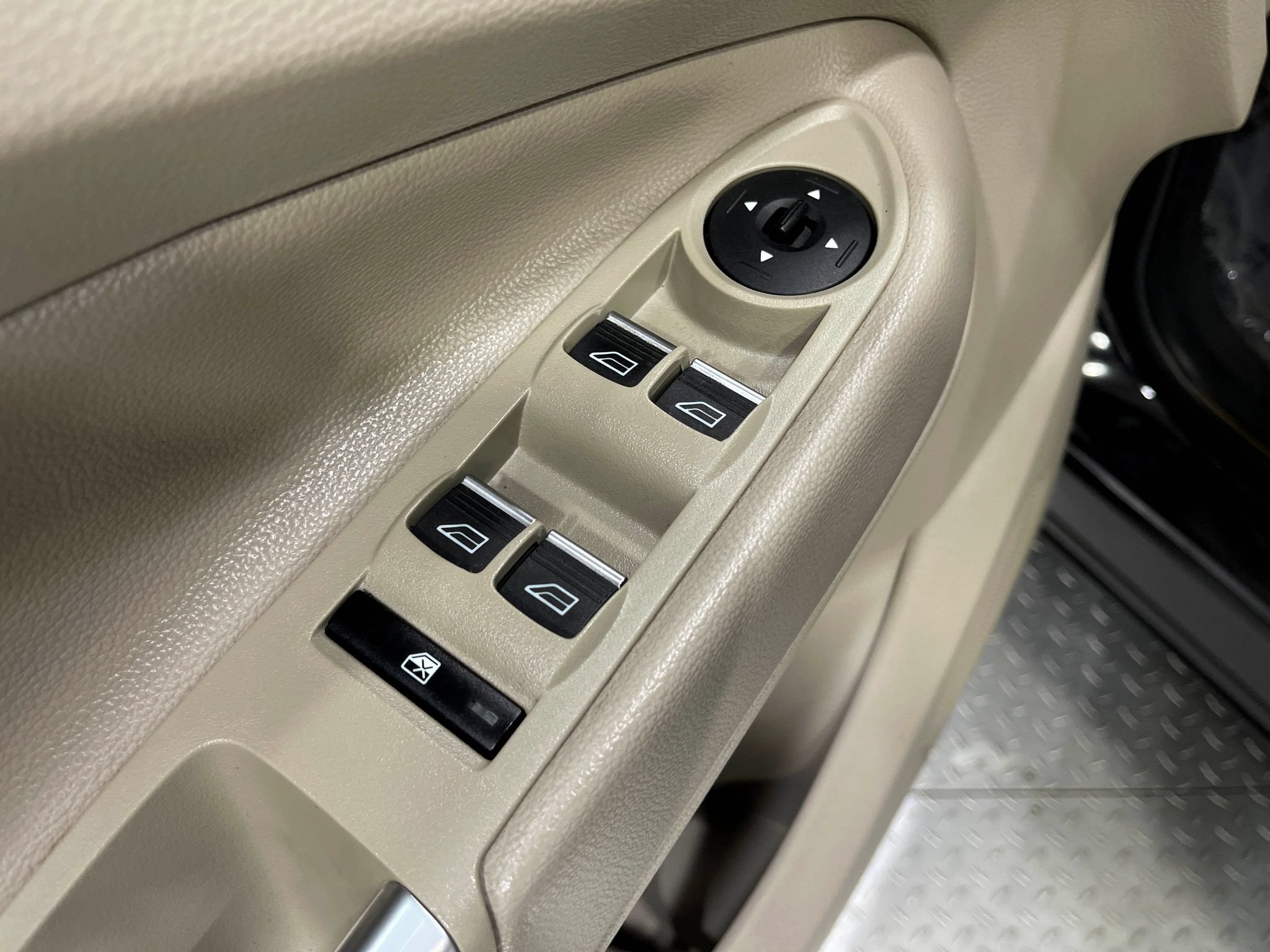 Used 2019 Ford Escape Titanium FWD image 16
