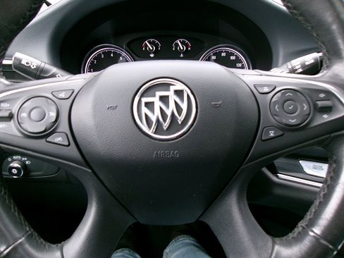 Used 2019 Buick Enclave Essence w/ LPO, Luxury Package image 18