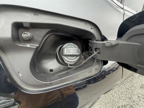 Used 2021 Volkswagen Tiguan SE w/ Panoramic Sunroof Package image 29