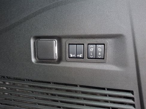 Used 2026 GMC Yukon XL Denali w/ Advanced Technology Package image 31