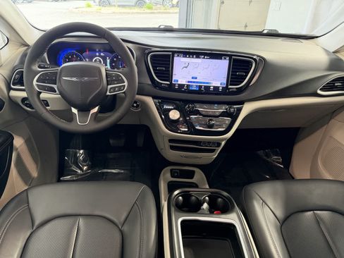 Used 2023 Chrysler Pacifica Touring-L FWD image 13
