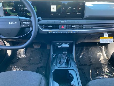 Used 2025 Kia K4 LXS image 11